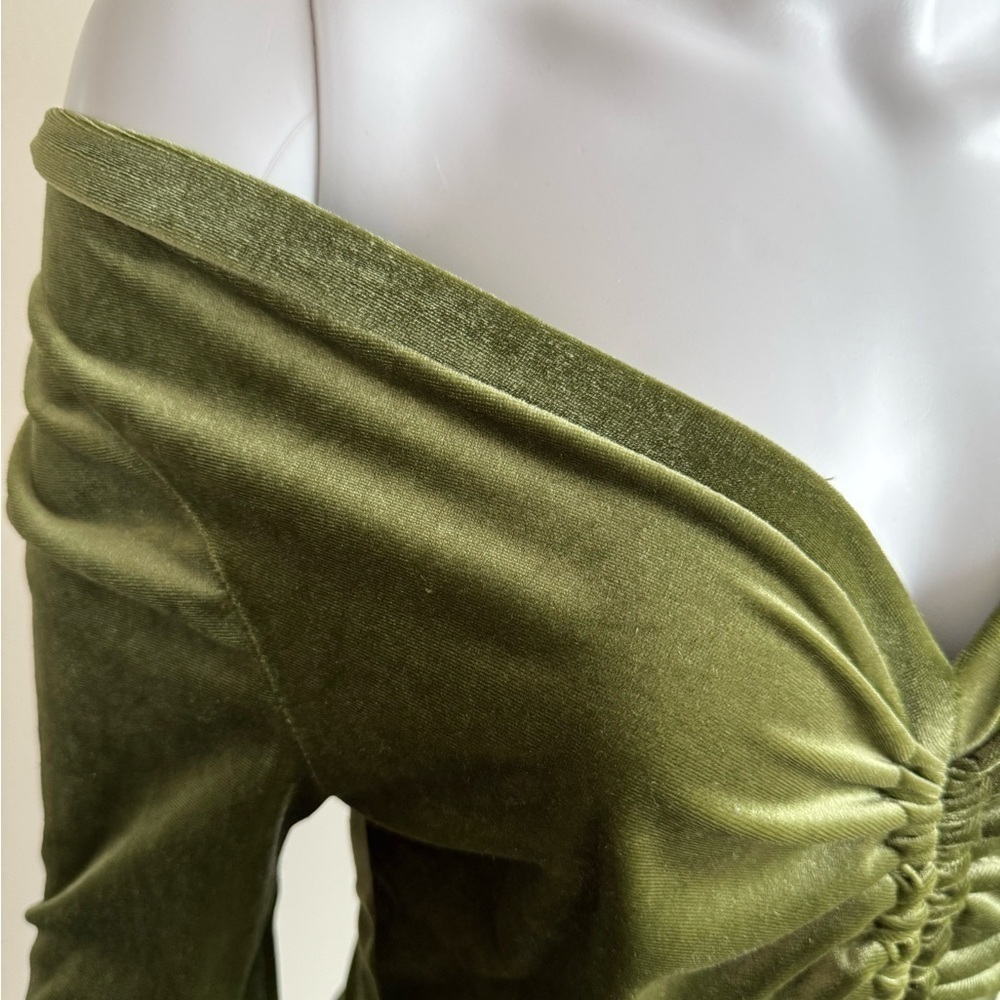 Off-the-Shoulder Green Velvet Ruched Dress - Picture 3 of 7